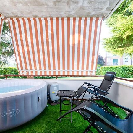 Wolf House - Peschiera Holiday - Jacuzzi Privata Песк'єра-дель-Гарда Екстер'єр фото