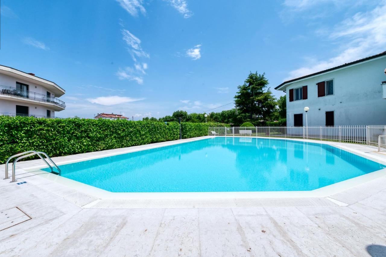 Wolf House - Peschiera Holiday - Jacuzzi Privata Песк'єра-дель-Гарда Екстер'єр фото