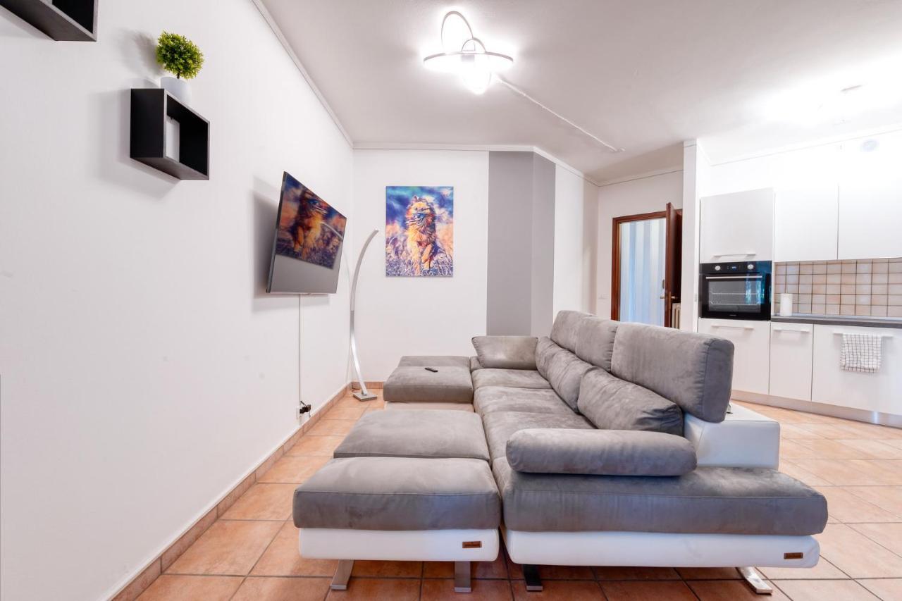 Wolf House - Peschiera Holiday - Jacuzzi Privata Песк'єра-дель-Гарда Екстер'єр фото