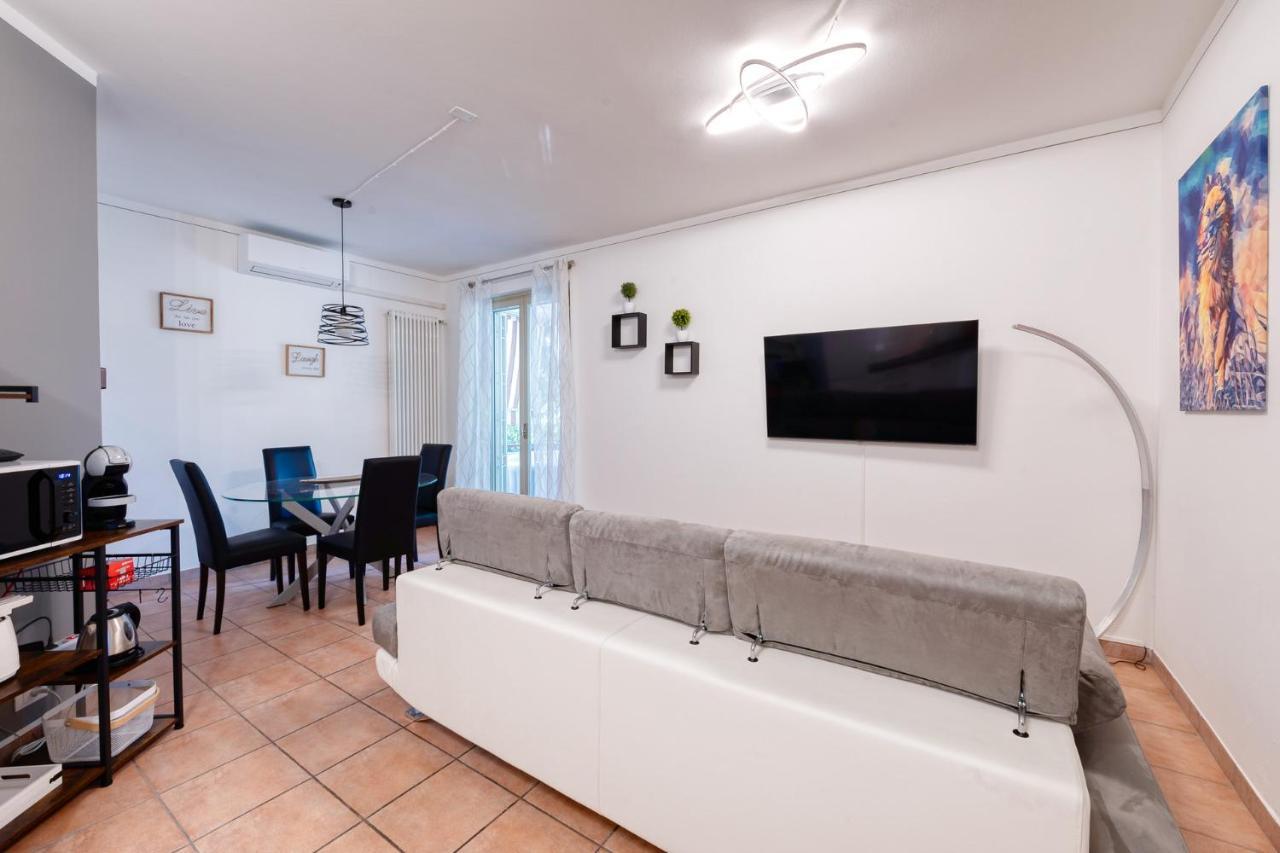 Wolf House - Peschiera Holiday - Jacuzzi Privata Песк'єра-дель-Гарда Екстер'єр фото